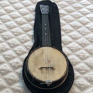 Vintage Richter Banjo Ukulele  ("banjolele") with new strings & Soft Kmise Bag